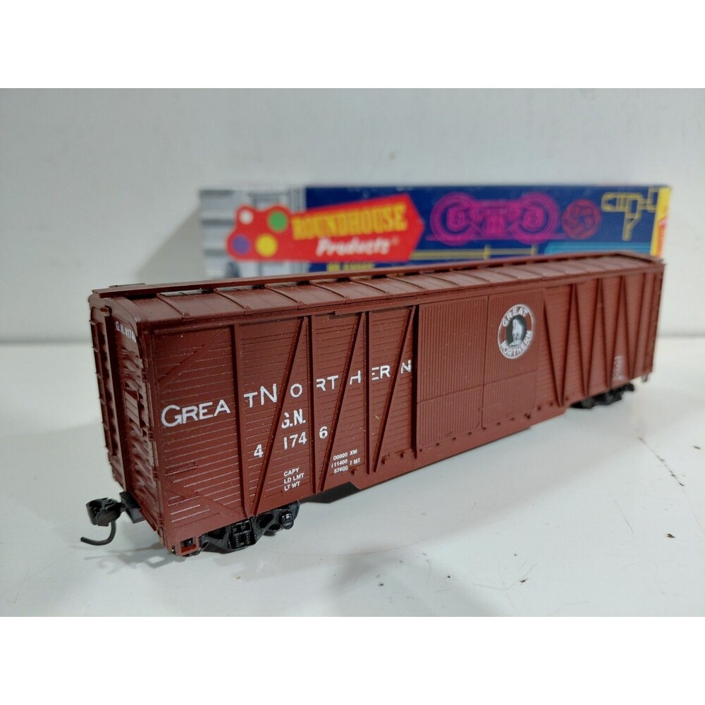 Roundhouse 2121 HO Gauge Model Railroad Great Northern Reefer Car w/Knuckle &Box
